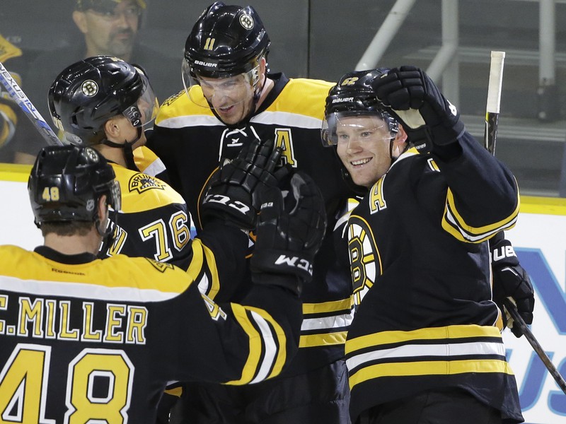 Hokejisti Boston Bruins oslavujú víťazstvo