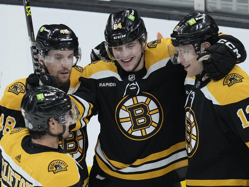 Gólová radosť hráčov Bostonu Bruins