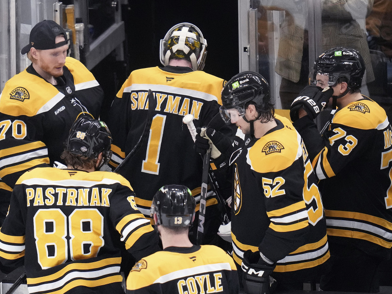 Sklamaní hráči Bostonu odchádzajú do šatne