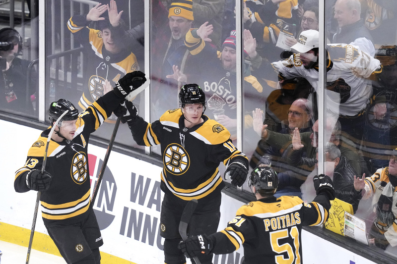  Trent Frederic (11) oslavuje gól Bostonu