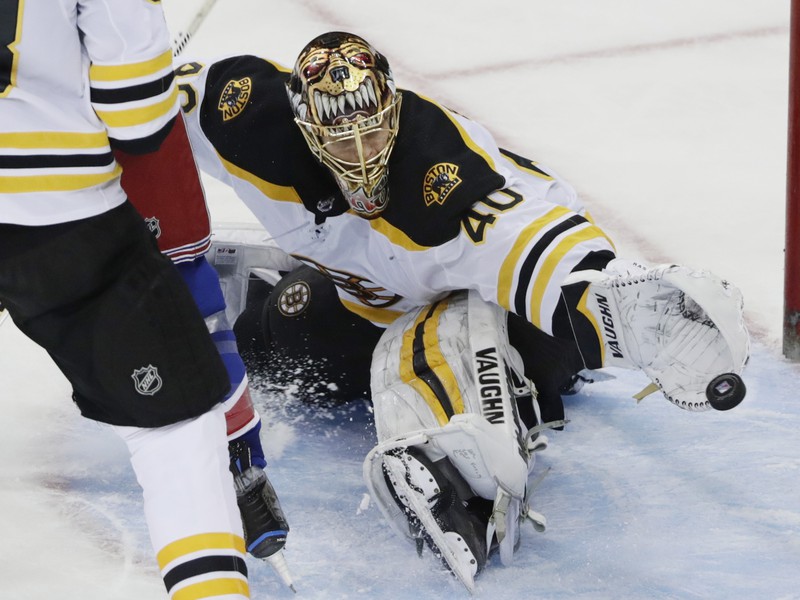 Brankár Bostonu Tuukka Rask predvádza skvelý zákrok.