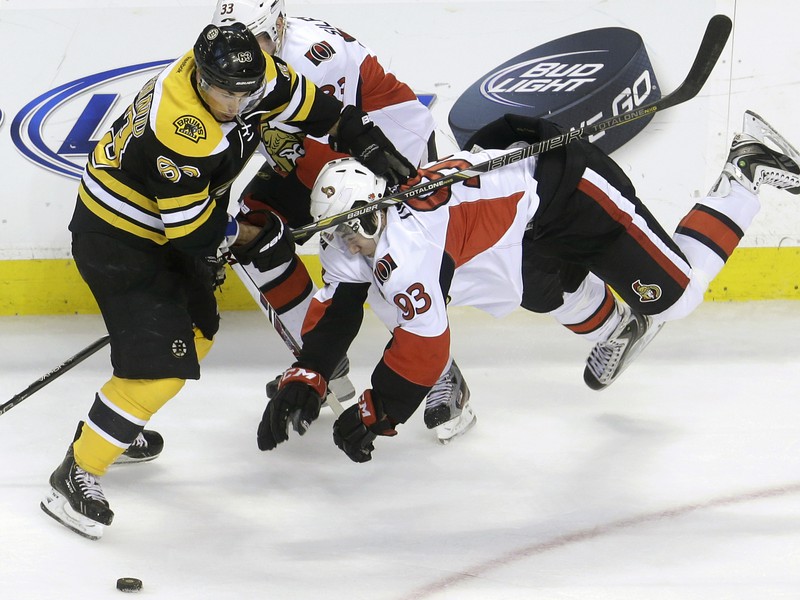 Momentka zo zápasu Boston - Ottawa: Brad Marchand a Mika Zibanejad