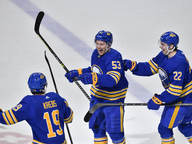 Naradostené trio Buffala Peyton Krebs (19), Jeff Skinner a Jack Quinn
