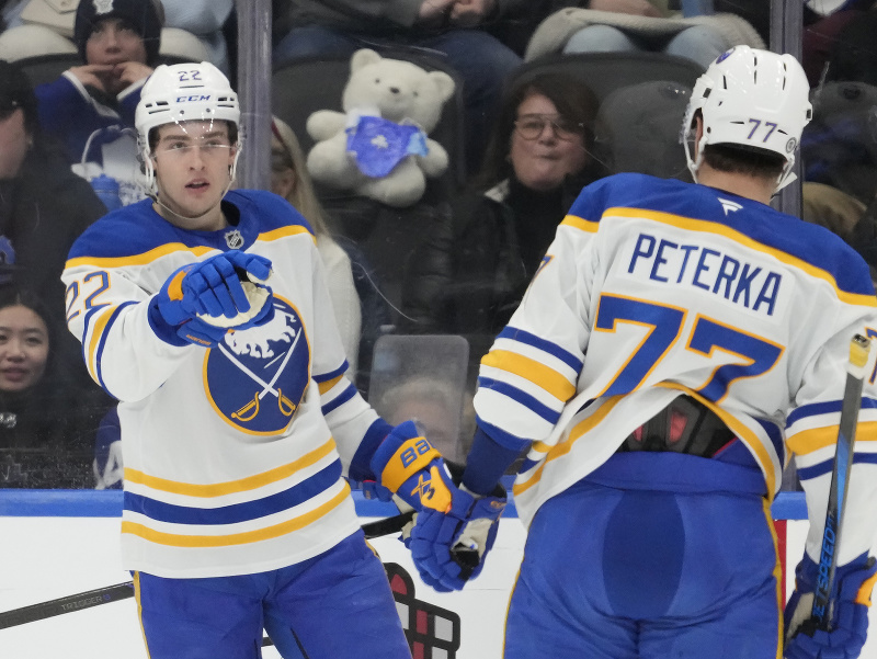 Jack Quinn a JJ Peterka 