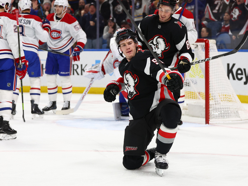Kanadský hokejista Josh Doan v drese Buffalo Sabres