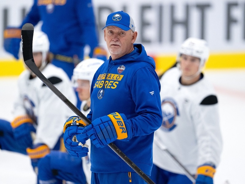 Tréner Buffala Sabres Lindy Ruff počas prípravy na novú seezónu NHL 