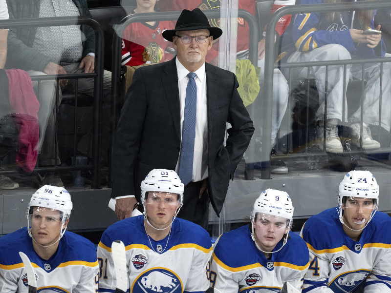 Tréner Buffala Sabres Lindy Ruff počas prípravy pred sezónou NHL