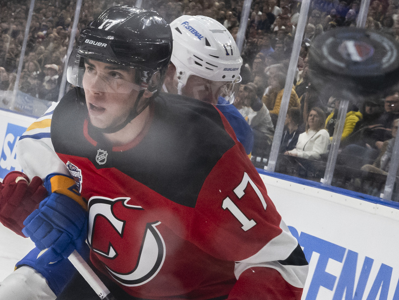 Na snímke slovenský hokejista Šimon Nemec (vľavo) v drese New Jersey Devils
