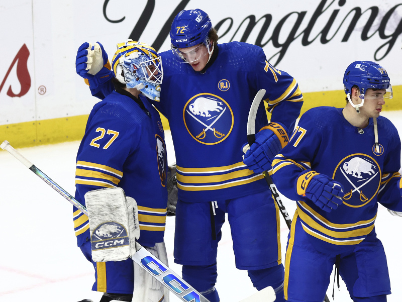 Hokejisti Buffala Devon Levi (27) a Tage Thompson (72) oslavujú výhru nad New Jersey
