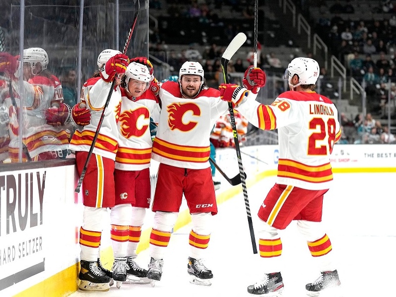 Gólová radosť hráčov Calgary Flames