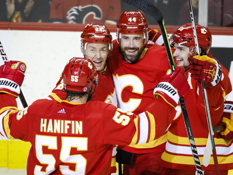 Kanadský hokejista Sean Monahan (vpravo) z tímu Calgary Flames