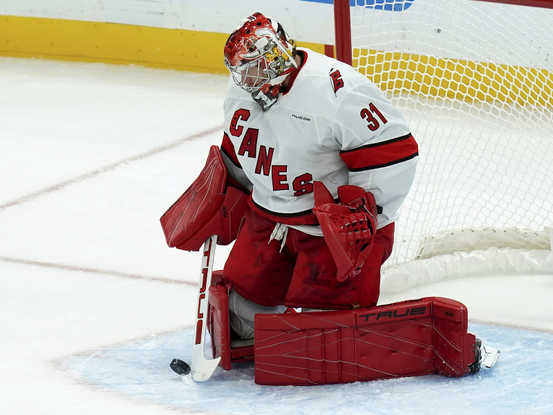 Brankár Frederik Andersen (31) z tímu Carolina Hurricanes 