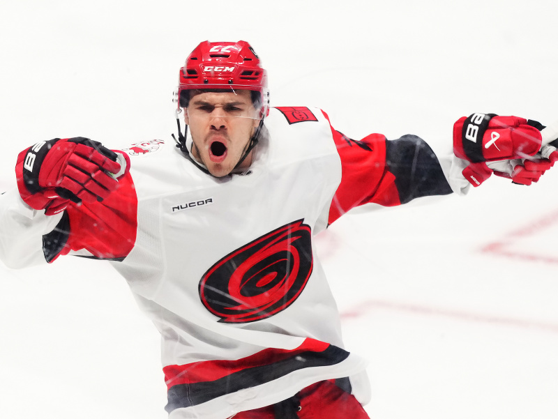 Útočník Hurricanes Logan Stankoven 