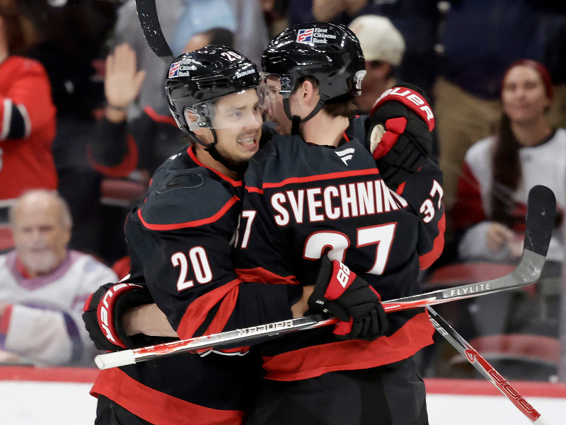 Sebastian Aho a Andrej Svečnikov oslavujú gól