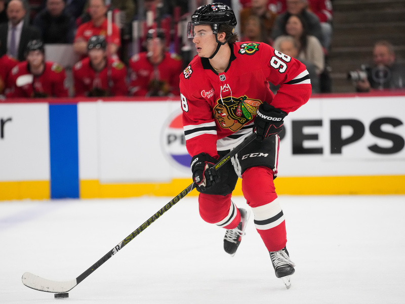 Connor Bedard (98), hviezda Chicaga Blackhawks