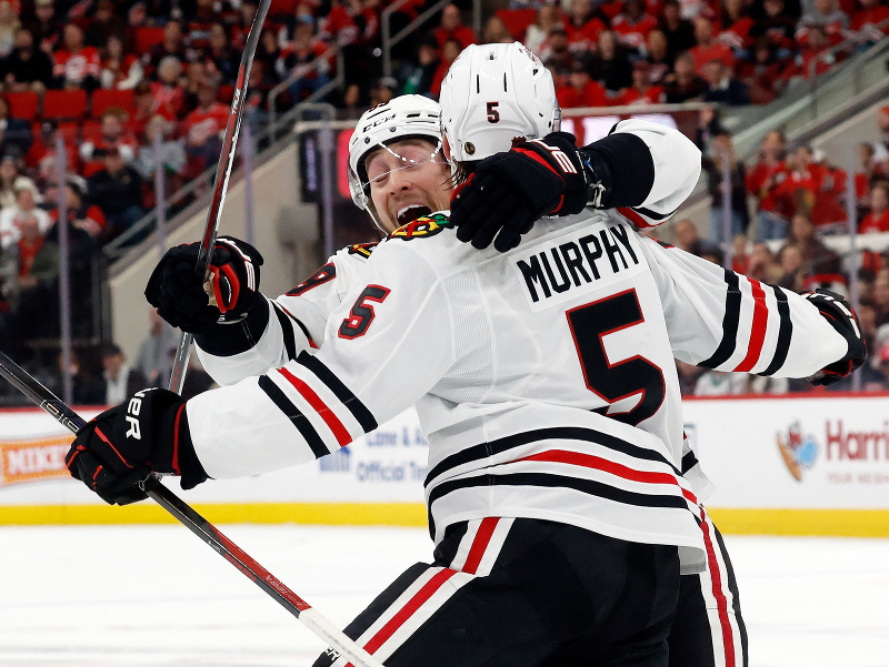 Connor Murphy a Tyler Bertuzzi sa radujú z gólu