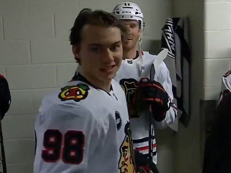 Útočník Chicaga Blackhawks Connor Bedard pred svojím premiérovým zápasom v NHL