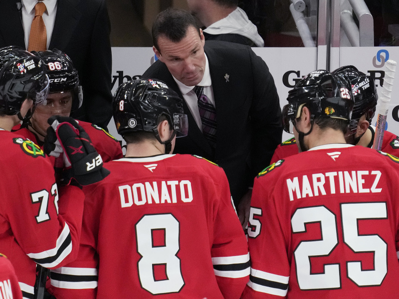 Tréner Luke Richardson na striedačke Chicaga Blackhawks
