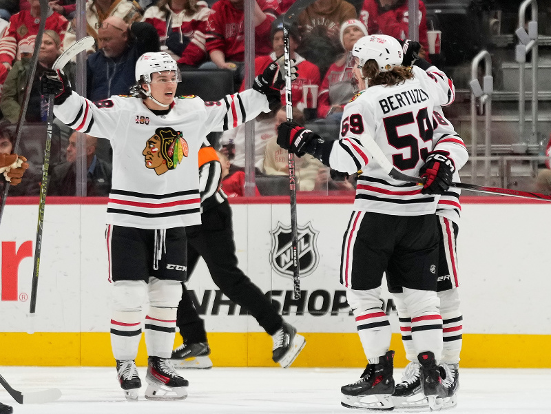 Teuvo Teravainen, Connor Bedard a Tyler Bertuzzi oslavujú gól Chicaga
