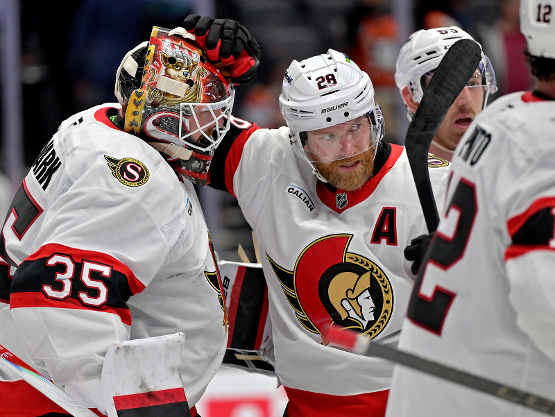 Brankár Ottawy Linus Ullmark a útočník Claude Giroux oslavujú výhru