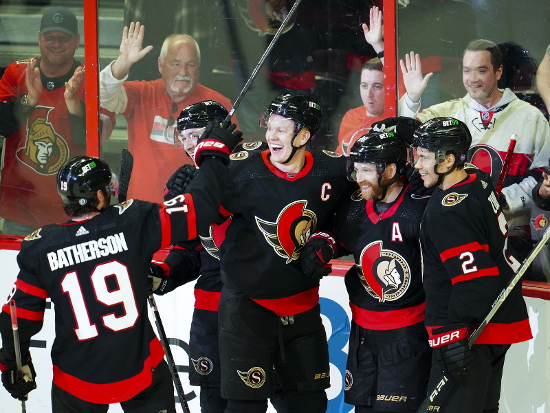 Hokejisti Ottawy Senators oslavujú gól