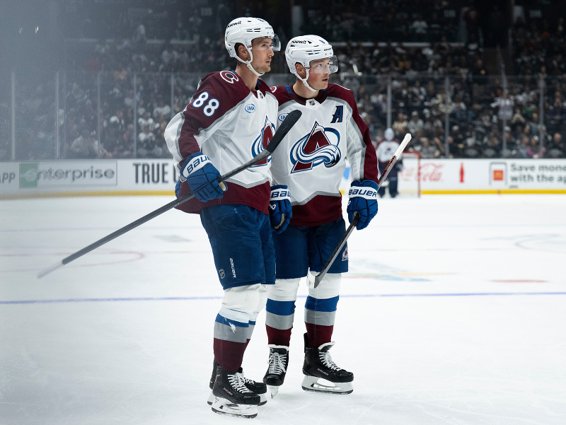 Martin Nečas (88) a Cale Makar (8) oslavujú gól Colorada Avalanche