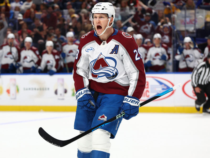 Nathan MacKinnon jasá po strelenom góle
