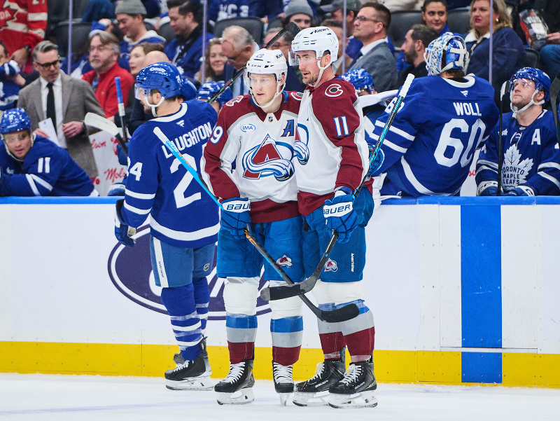 Brock Nelson (11) a Nathan MacKinnon (29) oslavujú gól Colorada