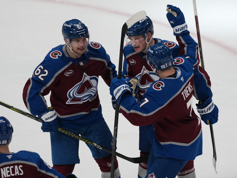 Artturi Lehkonen, Nathan MacKinnon a Devon Toews sa tešia z gólu Colorada