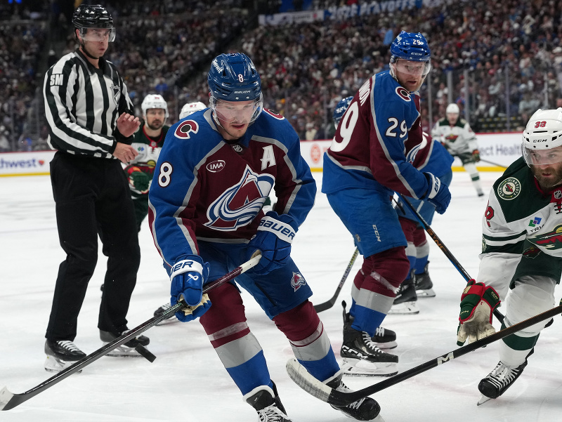 Cale Makar (8) a Nathan MacKinnon (29)