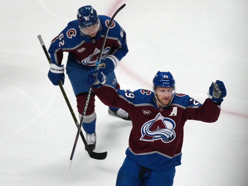 Nathan MacKinnon a Artturi Lehkonen sa tešia z gólu