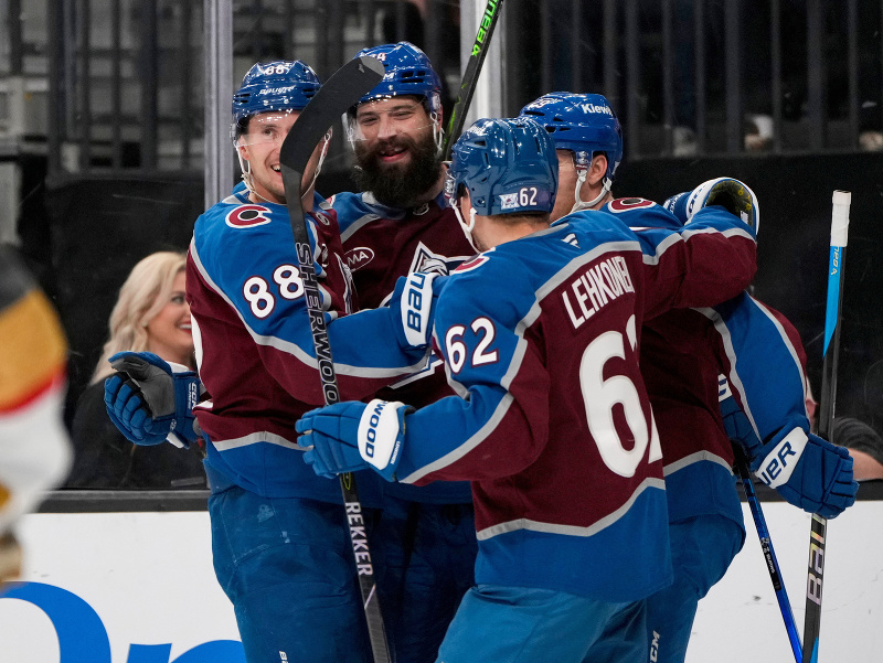 Hráči Colorada Avalanche oslavujú gól do siete Vegas Golden Knights