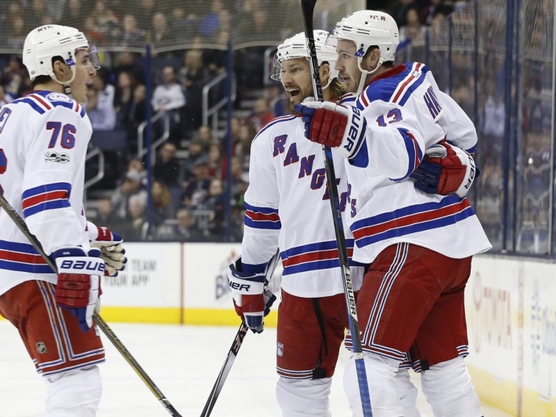 Brady Skjei, Kevin Klein a Kevin Hayes sa radujú z gólu.