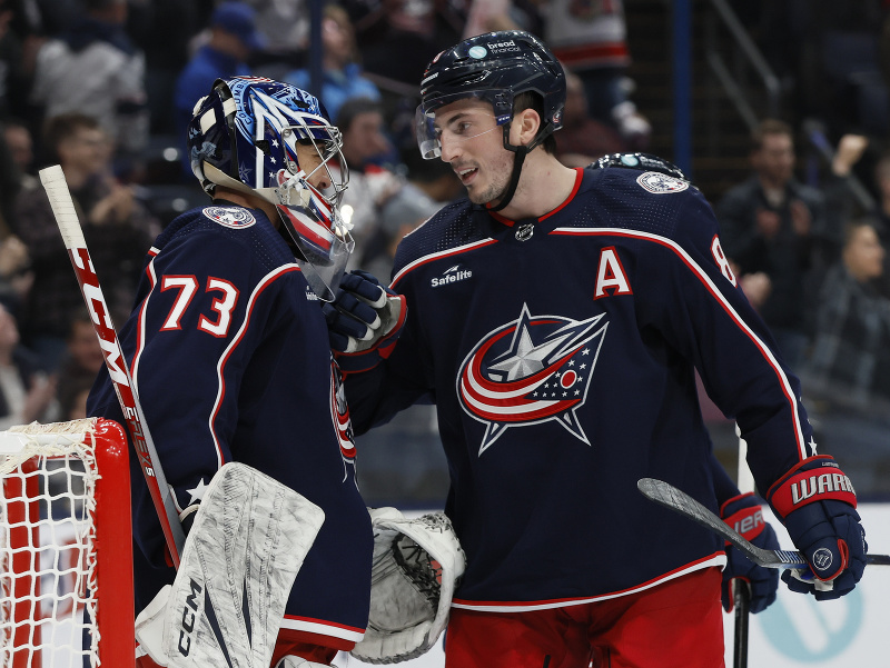 Zach Werenski gratuluje brankárovi Jetovi Greavesovi