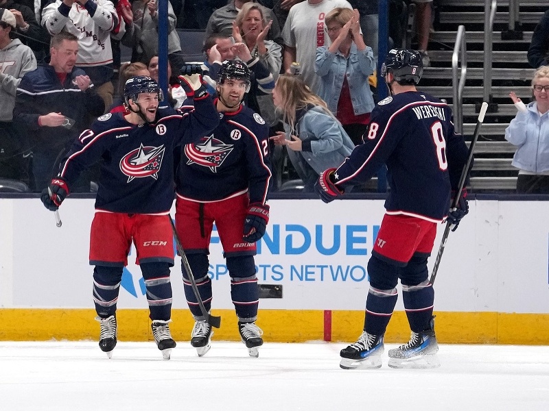 Zach Aston-Reese (v strede) a gólové oslavy hokejistov Columbusu