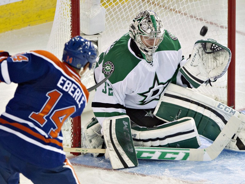 Kari Lehtonen (32) z Dallasu zachraňuje situáciu: útok Jordana Eberleho (14) z Edmontonu.