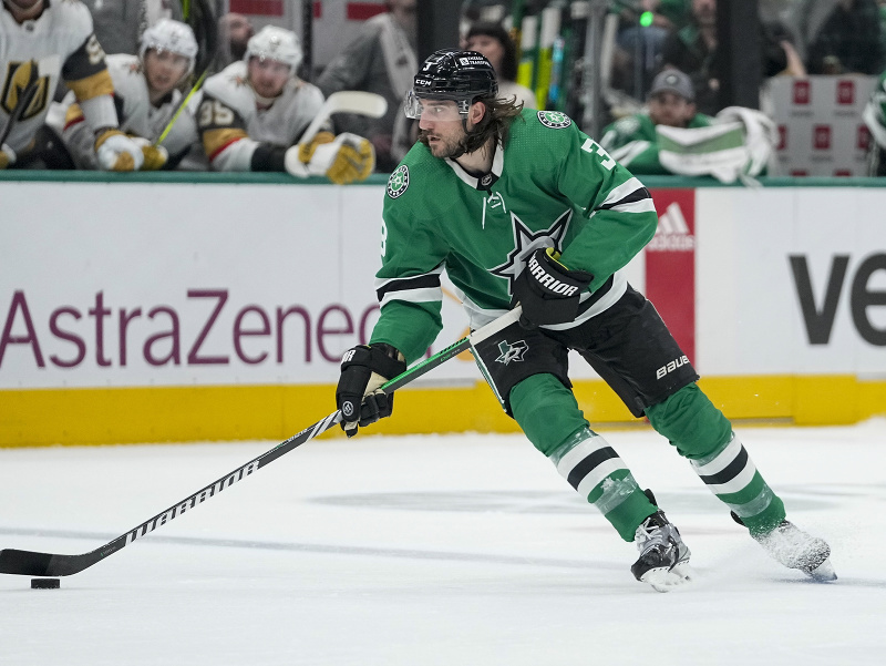 Obranca Chris Tanev