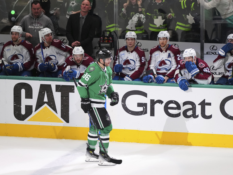 Hokejista Dallasu Stars Mikko Rantanen korčuľuje okolo striedačky Colorada a pozerajú naňho bývalí spoluhráči