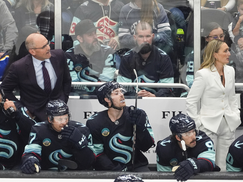 Hlavný tréner Seattlu Kraken Dan Bylsma a asistentka Jessica Campbellová