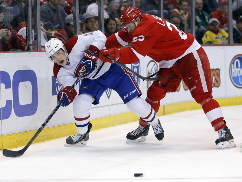 Hráč Detroit Red Wings Brian Lashoff vpravo, hráč Montreal Canadiens' Brendan Gallagher vľavo.