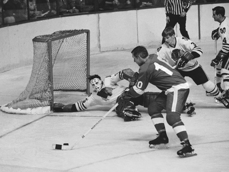 Na archívnej snímke z 13. apríla 1970 brankár Chicago Blackhawks Tony Esposito (vľavo) blokuje kapitána Detroitu Red Wings Alexa Delvecchia v zápase play-off NHL