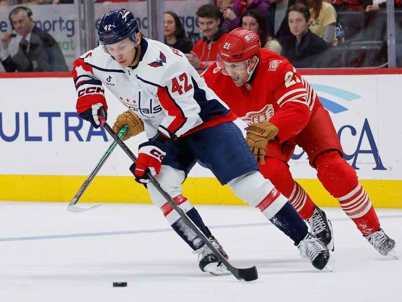 Martin Feherváry (s pukom), vzadu James van Riemsdyk 