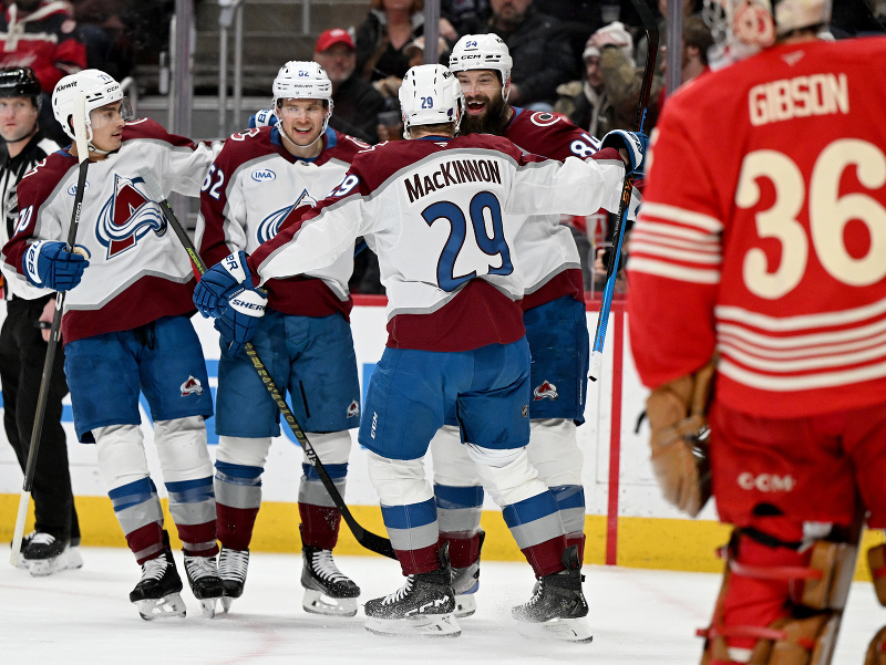 Brent Burns (84), Sam Malinski (70), Artturi Lehkonen (62) a Nathan MacKinnon (29) oslavujú gól Colorada