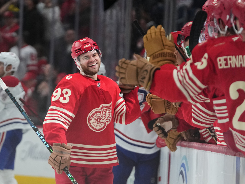 Alex DeBrincat oslavuje gól