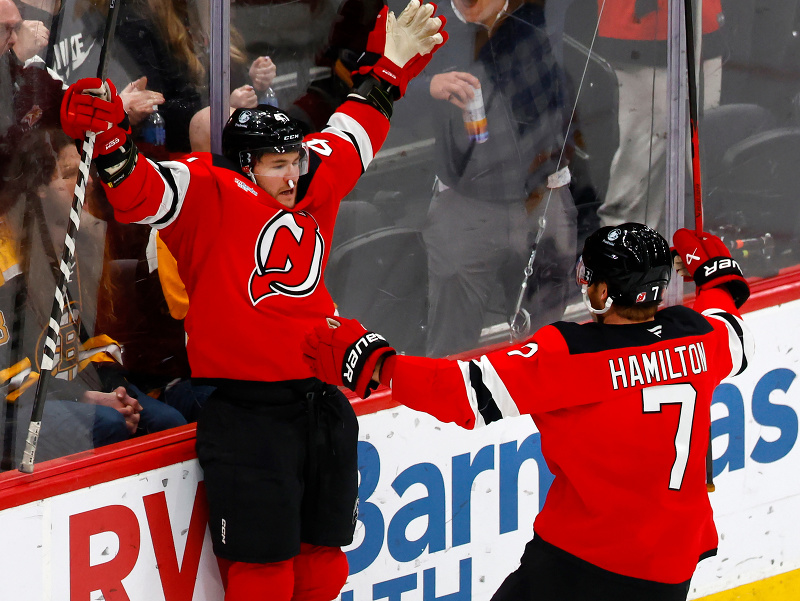 Paul Cotter a Dougie Hamilton oslavujú víťazný gól