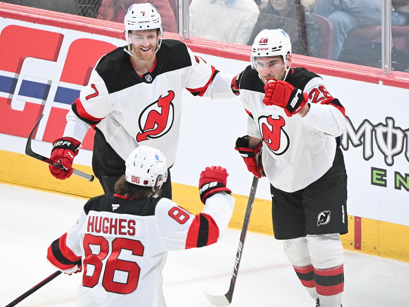 Hráč New Jersey Timo Meier (28) oslavuje gól s Dougiem Hamiltonom (7) a Jackom Hughesom (86) 
