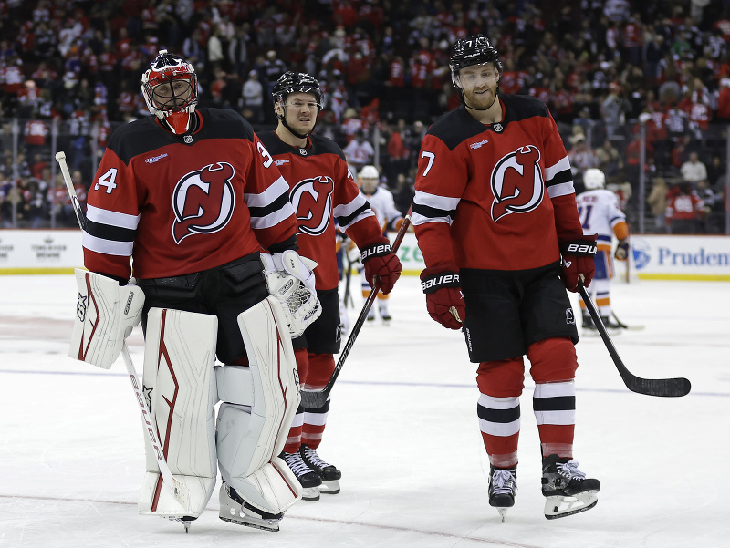 Sklamaní hráči Devils po prehre, vpredu brankár Jake Allen a obranca Dougie Hamilton