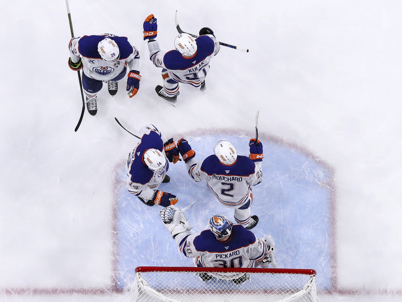 Víťazná oslava hráčov Edmontonu Oilers