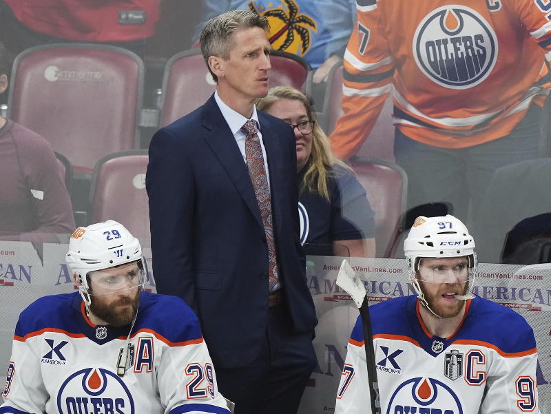 Tréner Edmontonu Kris Knoblauch, Leon Draisaitl (29) a Connor McDavid (97) na lavičke Oilers