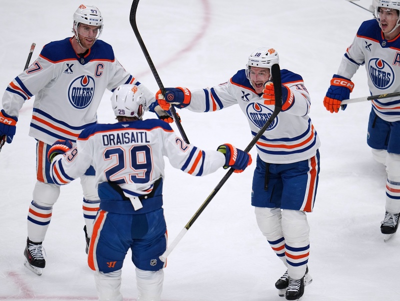 Leon Draisaitl, Connor McDavid a Zach Hyman sa radujú z gólu